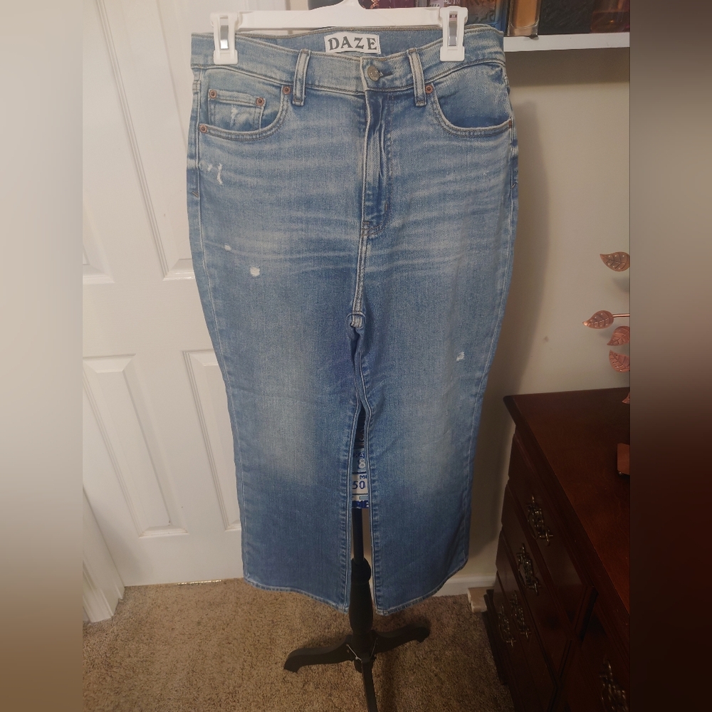 Daze Women's Straight Leg Distressed Hug Jeans